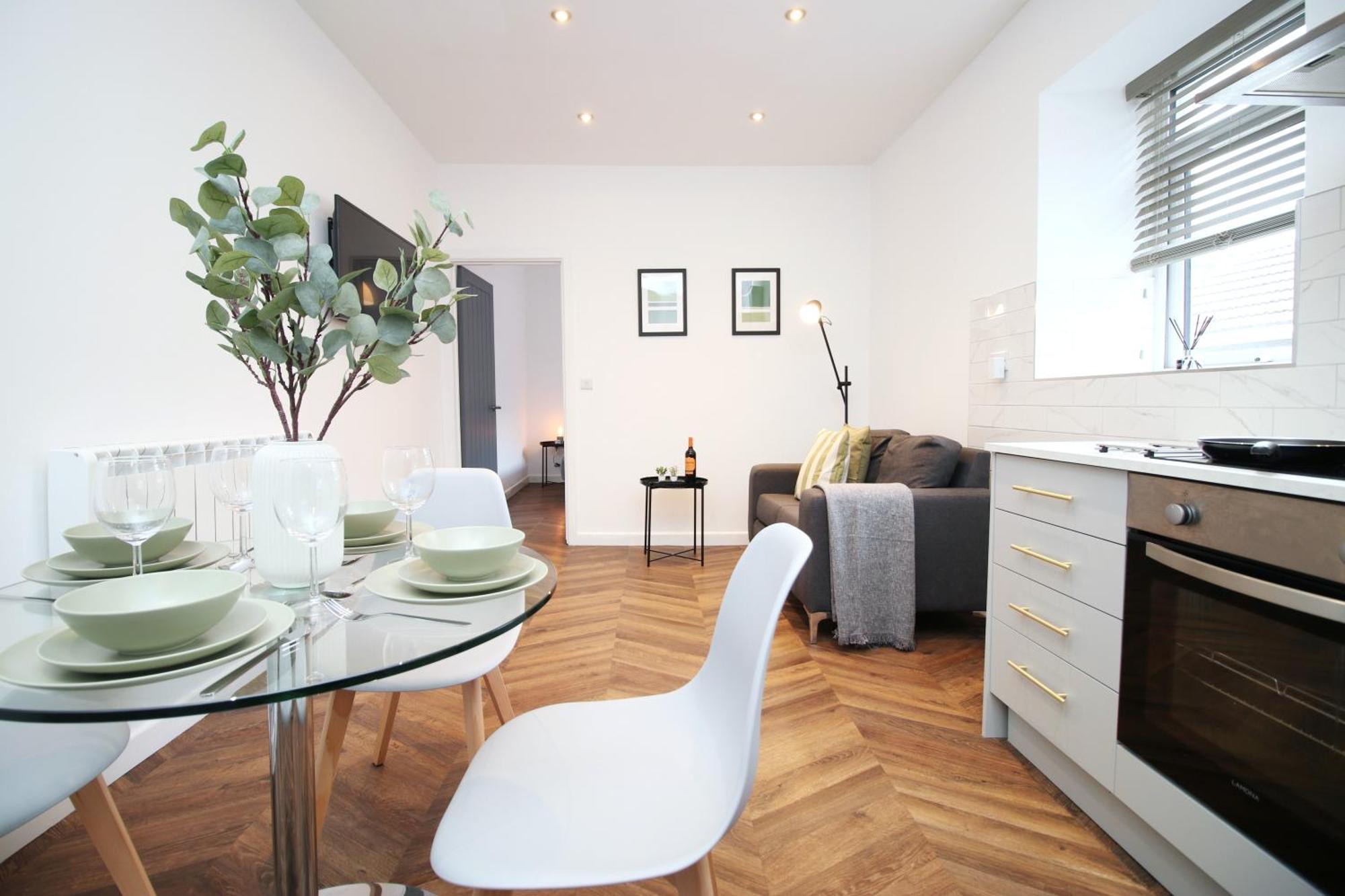 Fully Equipped Kitchen, Parking, City Centre Swansea Exterior photo