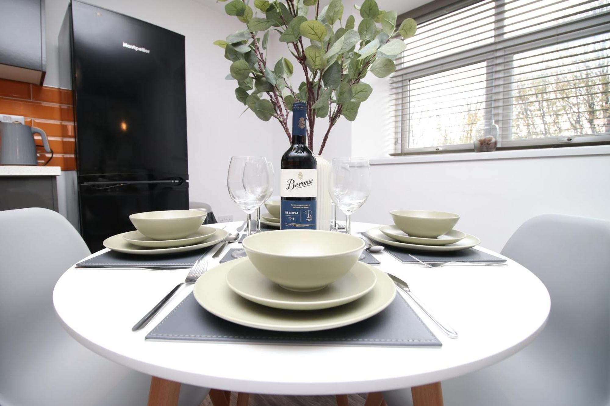 Fully Equipped Kitchen, Parking, City Centre Swansea Exterior photo