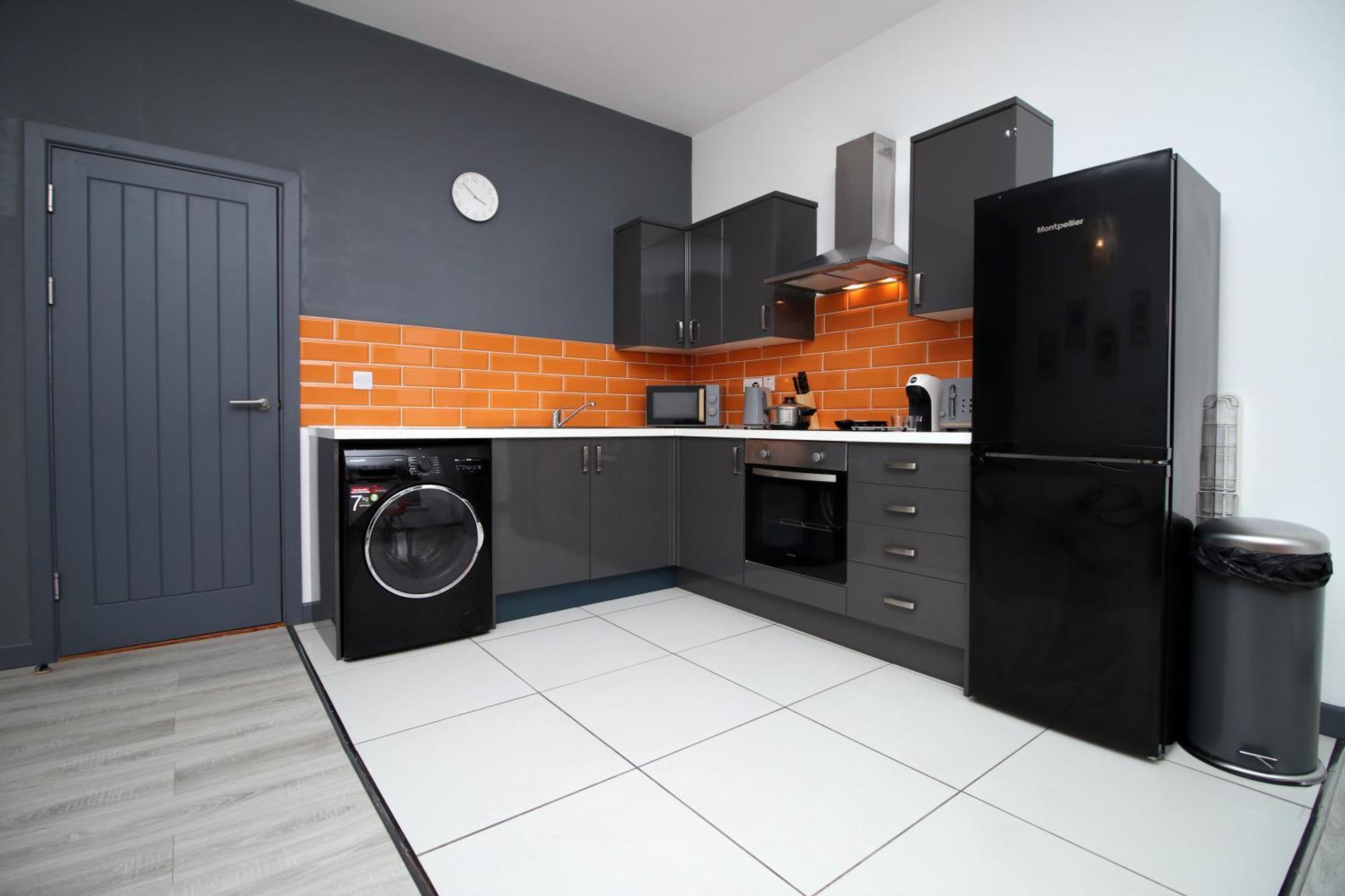 Fully Equipped Kitchen, Parking, City Centre Swansea Exterior photo