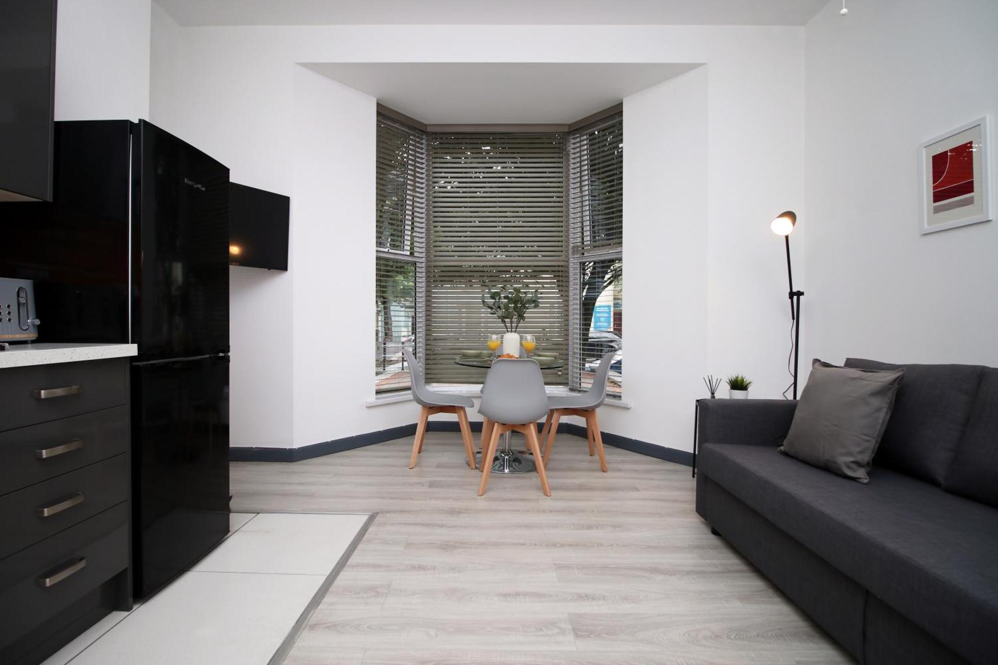 Fully Equipped Kitchen, Parking, City Centre Swansea Exterior photo
